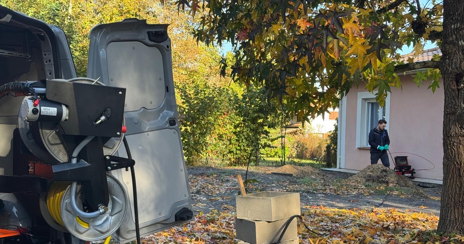 Hydrocureuse NCH Débouchage installée devant une maison en Gironde